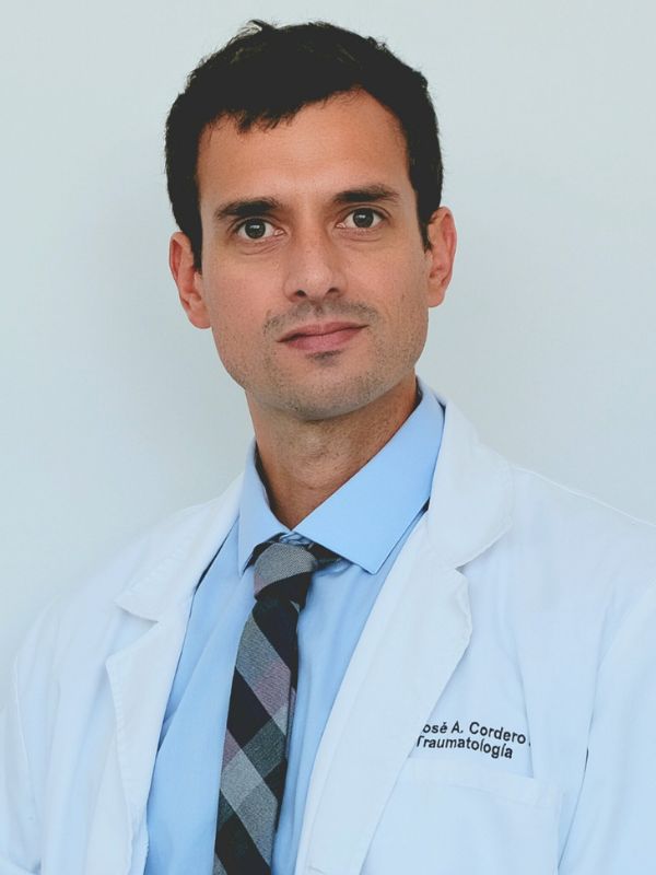 Dr. José Antonio Cordero Zirotti, traumatólogo especialista en rodilla, en consulta